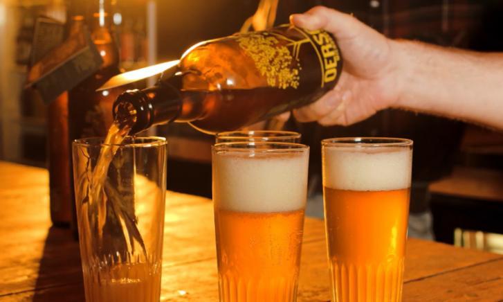 Oersoep bier inschenken Oersoep bier inschenken